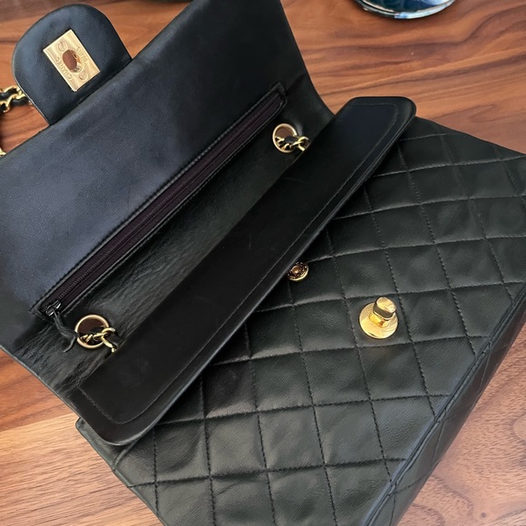 Chanel medium classic flap in lambskin - Picture 7 of 15
